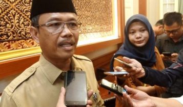 Kepada Badan Kepegawaian dan Pengembangan Sumber Daya Manusia (BKPSDM) Provinsi Kepri Firdaus (Foto: Presmedia)