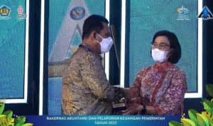Menteri Keuangan Sri Mulyani saat menyerahkan pengharagaan kepada Gubernur Kepri Ansar Ahmad pada acara Puncak Rapat Kerja Nasional (Rakernas) Akuntansi dan Pelaporan Keuangan Pemerintah Tahun 2022 di Jakarta, Kamis (22/9/2022).
