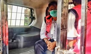 Tersangka korupsi pengadaan lahan Tempat Pembuangan Akhir (TPA) sampah di Bintan, Hery Wahyu (HW) Supriatna (S) dan Ari Syafdiansyah (AS) saat diberada didalam taahanan untuk ditahan di Polres Bintan ( Doc Presmedia.id)