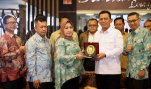 Gubernur Kepulauan Riau H.Ansar Ahmad saat menghadiri rapat koordinasi bersama Pengurus Wilayah (Pengwil) Ikatan Pejabat Pembuat Akta Tanah (IPPAT) Provinsi Kepri di Comfort Hotel Tanjungpinang. (Foto: Humas-Kepri)
