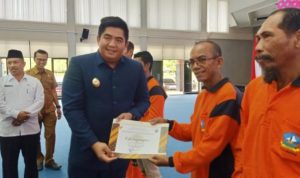 Plt.Bupati Bintan Roby Kurniawan saat memberi Piagaan Apresiasi ke Satgas Kebersihan Bintan.