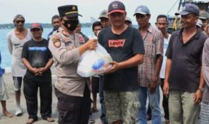 Anggota Polres Lingga saat membagikan sembako kepada buruh pelabuhan dan ojek di Lingga (Foto: Humas-Polres Lingga