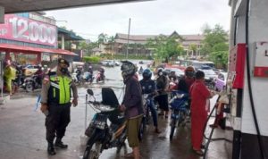 Anggota Sat Samapta Polresta Tanjungpinang saat berjaga di SPBU di Tanjungpinang (Humas Polresta Tanjungpinang)