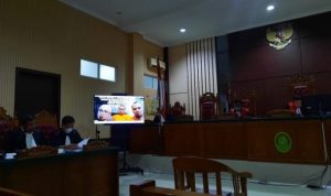 Tiga terdakwa korupsi dana hibah bansos Dispora Provinsi Kepulauan Riau didakwa pasal berlapis oleh Jaksa Penuntut Umum (JPU), Triyanto SH di Pengadilan Negeri (PN) Tanjungpinang, Kamis(1/9/2022). (Foto: Roland)