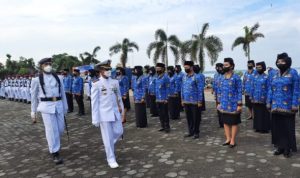 Wakil Komandan Lantamal IV Tanjungpinang Kolonel Marinir Andi Rahmad saat memeriksa pasukan pada upacara peringatan HUT TNI-AL Ke-77 tahun di Mako Lantamal IV Tanjungpinang Senin (12-9-2022).