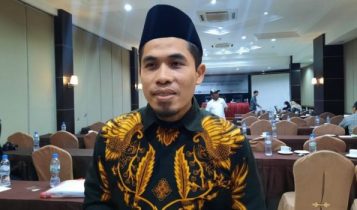 Ketua Bawaslu Kota Tanjungpinang Muhamad Zaini saat sosialisasi peran serta dalam pengawasan pemilu serentak 2024 yang berintegritas di Hotel Comforta