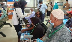 Sejumlah warga Tanjungpinang penderita Katarak, mengikuti operasi gratis pada Bhaktisosial Kesehatan HUR Kogabwilhan I di RSUD Provinsi Raja Ahmad Thabib Tanjungpinang (Foto: Roland)