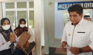 Bupati Bintan Roby Kurniawan saat menyerahkan bantuan monitor pelayanan berobat ke staf RSUD Bintan (Foto: Hasura)
