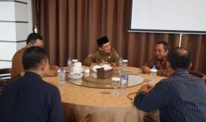 Gubernur Ansar, ketika melakukan pertemuan audiensi dengan Direktur Utama (Dirut) PT. PLN Bright Batam yang baru Irwansyah di hotel CK Tanjungpinang, Selasa (25/10/2022)