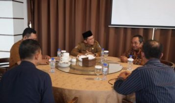 Gubernur Ansar, ketika melakukan pertemuan audiensi dengan Direktur Utama (Dirut) PT. PLN Bright Batam yang baru Irwansyah di hotel CK Tanjungpinang, Selasa (25/10/2022)