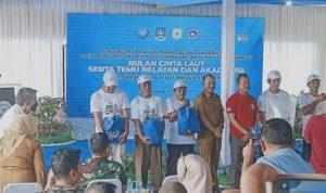Gerakan Nasional Cinta Laut 2022, Menteri KKP pungut sampah dan bagi bantuan ke nelayan Kampung Madong Tanjungpinang (Foto: Presmedia)