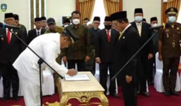 Gubernur Provinsi Kepri Ansar Ahmad resmi melantik Plt. Bupati Bintan Roby Kurniawan menjadi Bupati kabupaten Bintan definitif sisa masa jabatan 2021-2024, di gedung Daerah kota Tanjungpinang Senin (3/9/2022).