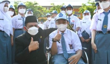 Hari Sumpah Pemuda di Kepri Diperingati dengan Pagelaran Festival Gubernur Kepri Ansar Ahmad memberikan semangat kepada salah seorang siswa disabilitas di Sekolah SLB Kepri