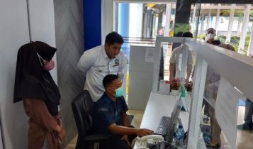 Layanan Online tidak berfungsi Bupati Bintan, Roby Kurniawan melakukan inspeksi mendadak (sidak) ke RSUD Bintan di Kecamatan Bintan Timur, Sabtu (8/10/2022). (Foto: Hasura)