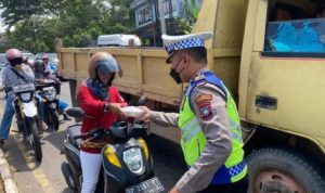 Anggota Satlantas Polresta Tanjungpinang bagikan makanan gratis ke Masyarakat di Tanjungpinang. (Foto: Roland)