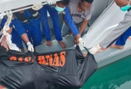 Tim SAR gabungan evakuasi mayat tanpa identitas (Humas Basarnas Tanjungpinang)