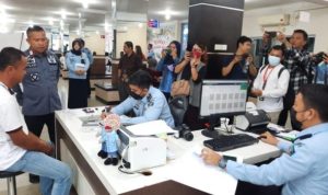 Kepala Imigrasi Kelas I Tanjungpinang, Khairil Mirza saat mengecek masyarakat yang membuat Paspor di Imigrasi Tanjungpinang (Foto: Roland)