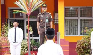 Jaksa Masuk Sekolah, Asisten Intelijen, Lambok Sidabutar, bertindak sebagai Inspektur Upacara dalam Upacara di Sekolah SMK Negeri 2 Batam Senin (31/10/2022), (Foto: Penkum Kejati Kepri)