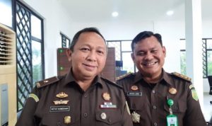 Kapuspenkum Kejaksaan RI, Ketut Sumedana didampingi Kasi Penkum Kejati Kepri Nixon Andreas Lubis di Kejati Kepri (Foto: Roland)