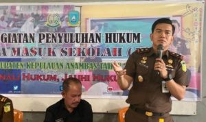 Kepala Cabang Kejaksaan Negeri Natuna di Tarempa Roy Huffingto Harahap saat memberikan sosialisasi hukum tentang Tupoksi Jaksa dan UU ITE ke siswa dan siswi sekolah SMA Negeri 1 Palmatak, Sabtu (1/10/2022). (Foto: Cabjari Tarempa)