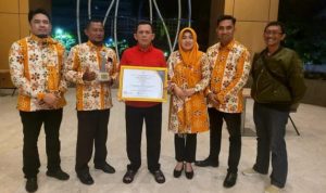 Gubernur Ansar menunjukkan piagam juara II gelaran TTG Nasional bersama Sujianto dan Kepala Dinas Pemberdayaan Masyarakat dan Desa, Kependudukan dan Pencatatan Sipil (PMD dan Dukcapil) Provinsi Kepulauan Riau Misni