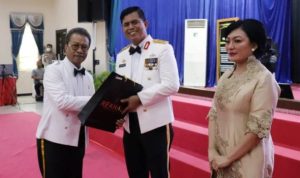 Ketua DPRD Kepri Jumaga Nadeak memberi bingkisan kepada mantan Wakapolda Kepri Irjen Pol Rudi Pranoto pada acara pisah sambut