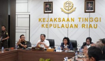 Komisi Kejaksaan RI Pertanyakan Kinerja Kajari Tanjungpinang Kepala Kejaksaan Tinggi Kepri Gerry Yazid dan Seluruh Jajaran Jaksa saat menyambut kedatangan Anggota Komisi Kejaksaan RI di Kejati Kepri. (Foto: Penkum Kejati Kepri)