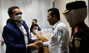 Kepala Kejaksaan Agung RI, TS. Burhanudin saat tiba di Bandara Hang Nadim Batam, disambut Gubernur Kepri Ansar Ahmad, Kejati Kepri Gerry Yazid, Dan Kajari Batam, Kamis (6/9/2022) ini untuk memberi arahan dan evaluasi kinerja kepada jajarannya. (Foto: Humas-Kepri)