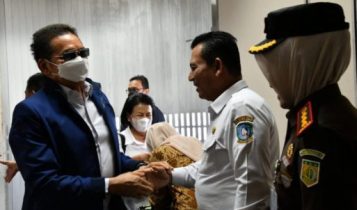 Kepala Kejaksaan Agung RI, TS. Burhanudin saat tiba di Bandara Hang Nadim Batam, disambut Gubernur Kepri Ansar Ahmad, Kejati Kepri Gerry Yazid, Dan Kajari Batam, Kamis (6/9/2022) ini untuk memberi arahan dan evaluasi kinerja kepada jajarannya. (Foto: Humas-Kepri)