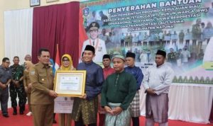Kunker ke Natuna, Gubernur Ansar Bagi Alat Pertanian dan Bantuan Dana