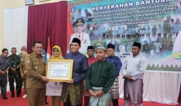 Kunker ke Natuna Gubernur Ansar Bagi Alat Pertanian dan Bantuan Dana Kunker ke Natuna, Gubernur Ansar Bagi Alat Pertanian dan Bantuan Dana