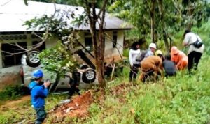 Laka Tunggal, Mobil KIA Visto yaang dikendarai Ida ASN Bintan terbalik dan menghantam Mes Pekerja di Jalan Tirta Madu Bintan