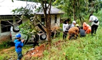 Laka Tunggal Mobil KIA Visto yaang dikendarai Ida ASN Bintan terbalik dan menghantam Mes Pekerja di Jalan Tirta Madu Bintan Laka Tunggal, Mobil KIA Visto yaang dikendarai Ida ASN Bintan terbalik dan menghantam Mes Pekerja di Jalan Tirta Madu Bintan