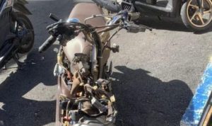 Motor Honda Scoopy BP 3963 milik korban Ra (34) mengalami rusak parah setelah terlibat kecelakaan di Portal Jembatan Dompak