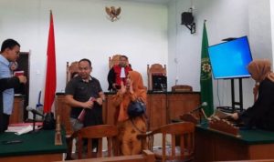 Nahkoda Kapal kargo asing MV.Clemens Oldendorff terdakwa John Mar Plenos, disidang di PN Tanjungpinang karena melakukan lego Jangkar tanpa izin di perairan Bintan.