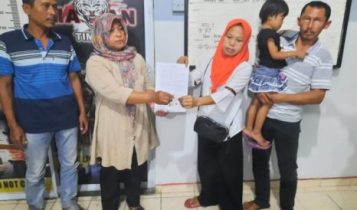 Pelaku Pencurian Perhiasan Anak Ditangkap Polisi Tapi Akhirnya di Damaikan Pelaku Ani saat berdamai dengan Korban di Mapolsek Tanjungpinang Timur (Foto Bersumber dari Polsek Tanjungpinang Timur)