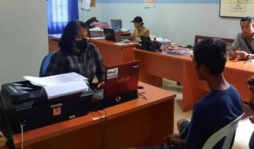 Remaja Residivis Ini Kembali Ditangkap Polisi Karena Curi Motor Penyidik Reskrim Polsek Tanjungpinang Timur saat melakukan pemeriksaan terhadap pelaku pencurian Motor YP di Polsek Tanjungpinang Timur.