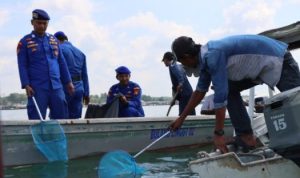 Kasat Polair Polresta Tanjungpinang AKP Firuddin, dan didampingi Kanit Gakkum Sat Polair Ipda Freddy Simanjuntak, serta anggota membersihkan laut dari sampah.