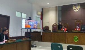 Dua terdakwa perekrut dan pengirim PMI secara Ilegal ke Malaysia. Terdakwa Muhamad Azuir dan Andi Ruslan masing-masing dituntut 4 tahun penjara oleh Jaksa Penuntut Umum di PN Tanjungpinang. (Foto: Roland)