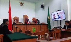 Tusuk rekannya hingga tewas, TKA Cina Wang Jungfeng didakwa pasal pembunuhan berencana oleh Jaksa Penuntut Umum di PN Tanjungpinang.(Foto: Roland)