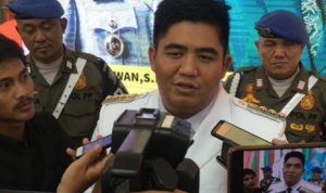 Bupati Bintan Roby Kurniawan saat memberi keterangan pers pada Wartawan di Bintan. (Foto: Hasura)
