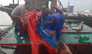 Anggota Polairud Polres Lingga saat melkukan evakuasi terhadap ABK dan barang KM.Bintan Jaya Utama 88 yang tenggelam di perairan laut Lingga Kamis (10-11-2022).