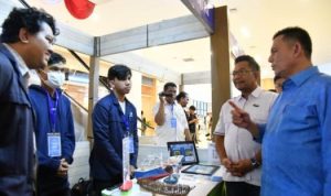 Gubernur Kepri Ansar Ahmad saat membuka kegiatan Internet Expo 2022 APJII Kepri di Atrium One Batam Mall, Jumat (11/11/2022). (Foto: Humas-Kepri)