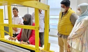 Bupati Bintan Roby Kurniawan bersama istrinya Hafizha Ramadhani saat melihat langsung proses serta sarana pelatihan pembuatan batik di Padang.