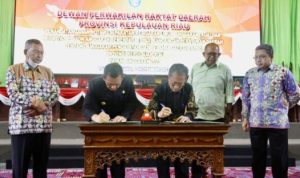 Ketua DPRD Kepri Jumaga Nadeak dan Gubernur Kepri Ansar Ahmad menandatangani kesepakatan dituangkan dalam Nota Kesepakatan KUA-PPAS yang ditandatangani Gubernur dan Ketua DPRD Kepri pada Sidang Paripurna DPRD di Ruang Rapat Sidang Utama DPRD Provinsi Kepri, Dompak, Tanjungpinang, Kamis (03/11/2022).