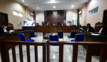 Dakwaan Jaksa Batam ke Dua Terdakwa Korupsi Dana Bos SMKN 1 Batam Disebut Copy Paste Dua terdakwa Wiswira Deni dan Lea Landrawijaya Suroso disidangkan secara virtual di Pengadilan Negeri (PN) Tanjungpinang (Foto: Roland)