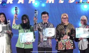 Kadis Kominfo Kepri Hasan saat menerima Trofi Juara II ajang Anugerah Media Humas (AMH) dari Kementerian Kominfo RI di Yogyakarta. (Foto: Humas-Kepri).