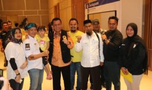 Gubernur Kepulauan Riau Ansar Ahmad menerima jaket kehormatan dari komunitas Ojek Online (Ojol) yang tergabung dalam Bear Maxim Batam (BMB) di Batam Centre, Selasa (15/11/2022).