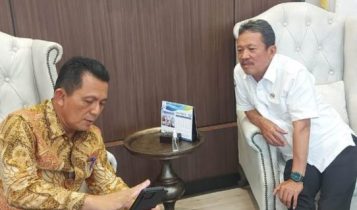 Gubernur Ansar Temui Menteri KKP Bahas Implementasi Program Ekonomi Biru di Kepri Gubernur Kepri Ansar Ahmad saat melakukan pertemuan dengan Menteri KKP Sakti Wahyu Trenggono membahas Implementasi Program Ekonomi Biru di Kepri (Foto humas-Presmed)