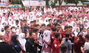 Gubernur Kepri, Ansar Ahmad saat meninjau Screening Penyakit Tidak Menular (PTM) dan Kesehatan Jiwa bagi pelajar SMAN 2 Tanjungpinang, Rabu (23/11/2022).
